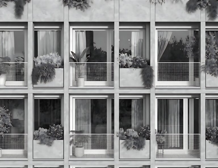 Černobílý detail fasády bytového domu s okny a truhlíky se zelení na balkonech